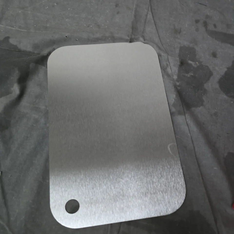 BOX OF APPROXIMATELY 14 ITEMS TO INCLUDE: 2X METAL CHOPPING BOARDS