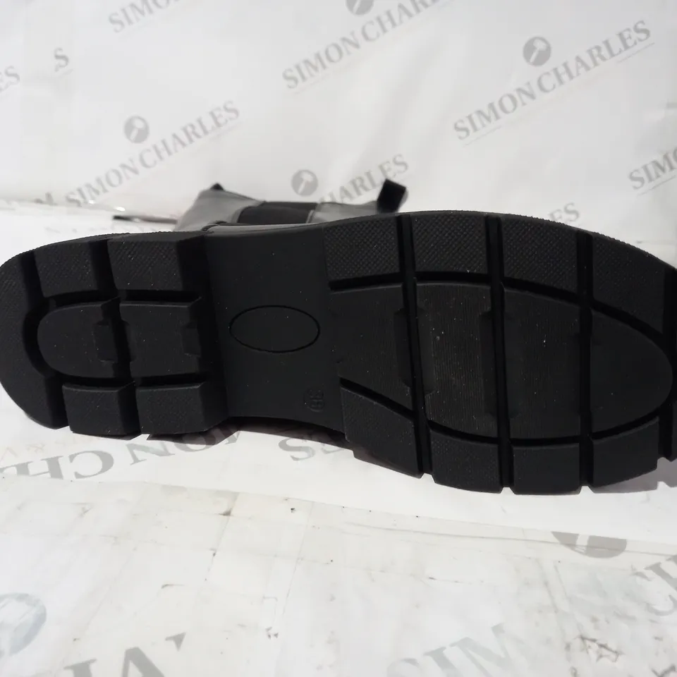 BLACK KNEEHIGH BOOTS SIZE 5