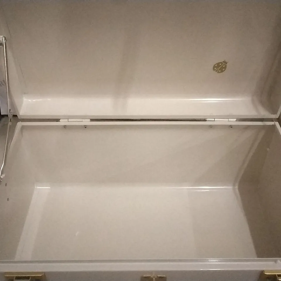 BOXED BUNDLEBERRY BY AMANDA HOLDEN SET OF TRUNKS CREAM