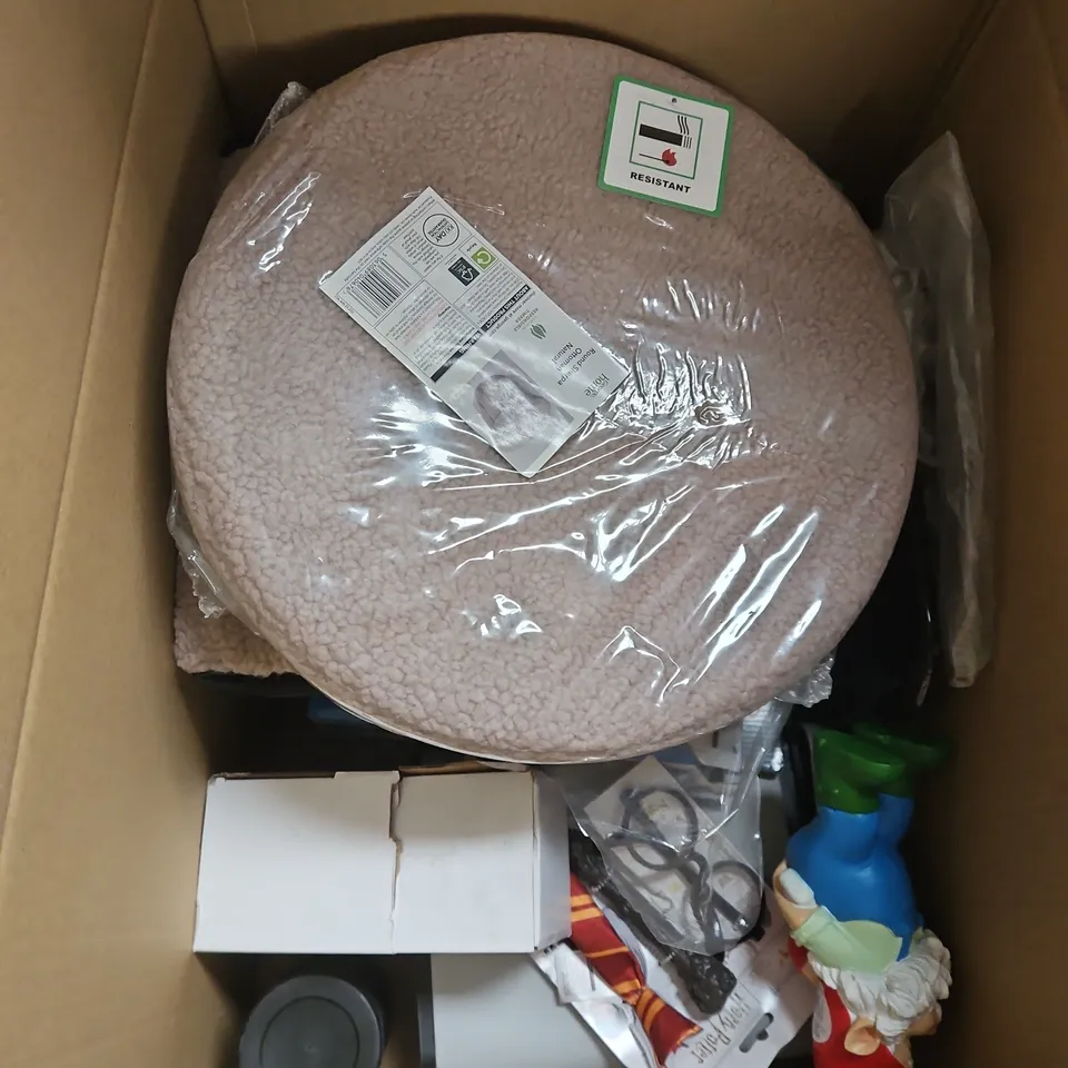 BOX OF APPROX 15 ASSORTED HOUSEHOLD ITEMS TO INCLUDE - SO SQUISHY STYLE STUDIO, DIGITAL SCALE, PICNIC SET - ETC - COLLECTION ONLY