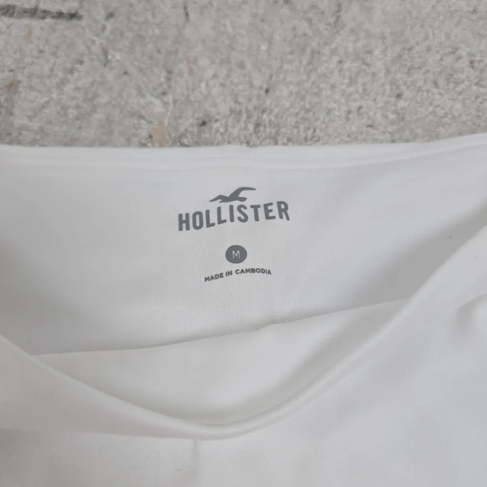 HOLLISTER WHITE T-SHIRT – SIZE M, MADE IN CAMBODIA