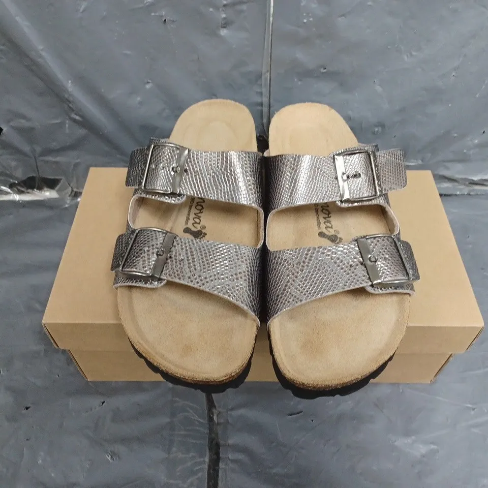 BOXED PAIR OF WOMENS BONOVA SANDALS SIZE 7 