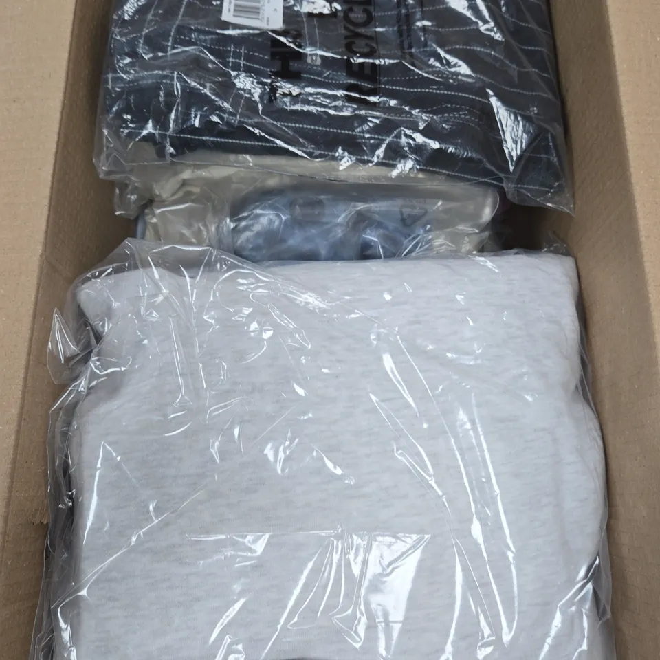 APPROXIMATELY 15 ASSORTED CLOTHING ITEMS IN VARIOUS SIZES, COLOURS & STYLES