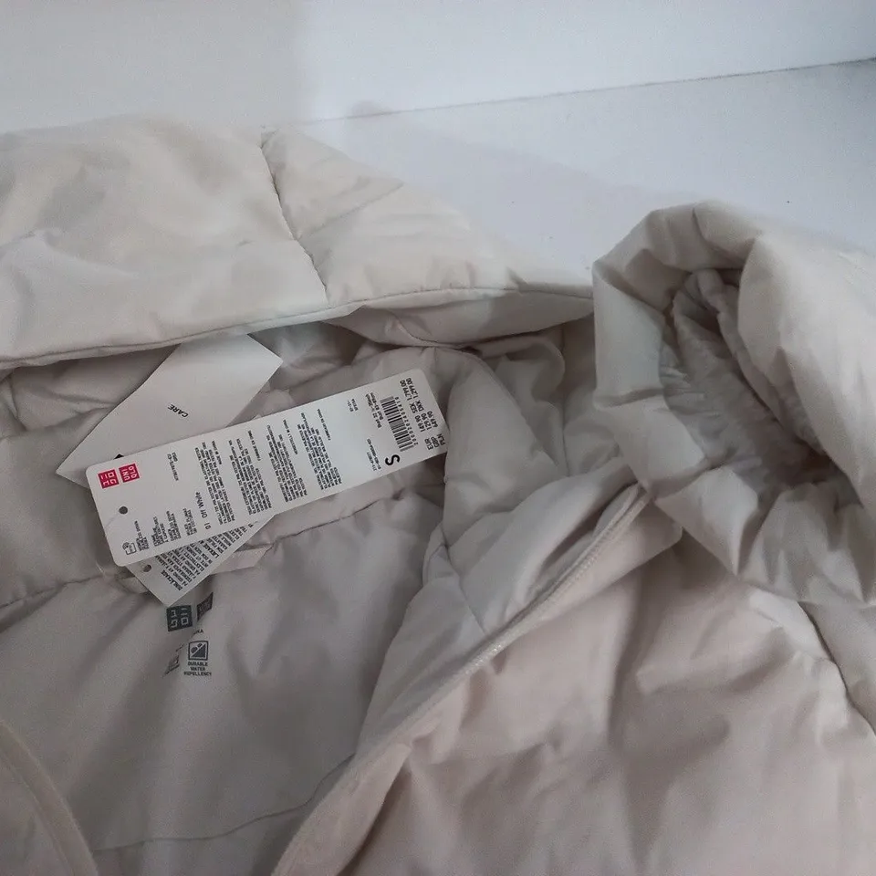 UNI QLO WOMENS SEAMLESS DOWN PARKA IN WHITE - S