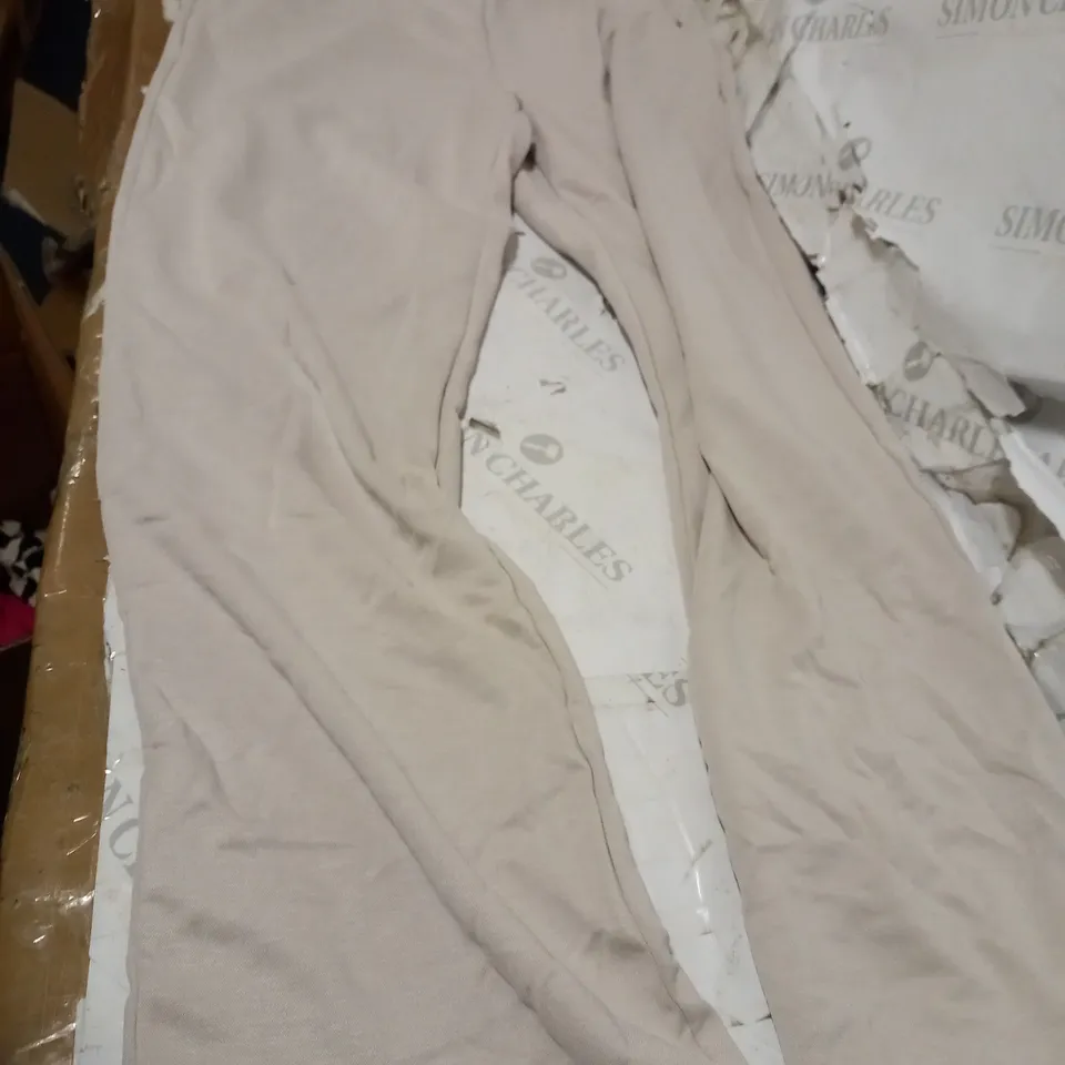 LOT OF APPROXIMATELY 5 ASSORTED CLOTHING ITEMS