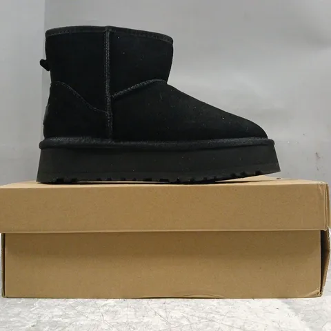 BOXED PAIR OF UGG CLASSIC MINI II BOOTS IN BLACK SIZE UK 5