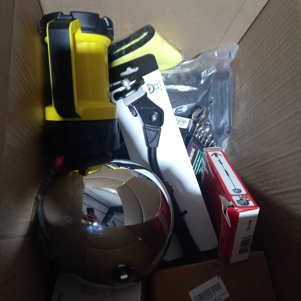 BOX OF APPROXIMATELY 10 ASSORTED ITEMS TO INCLUDE SAKUSEI SET, BIKE KICK STAND, TOPK PHONE HOLDER ETC