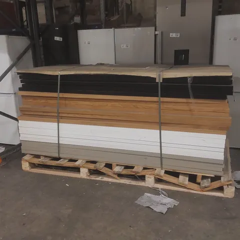 PALLET CONTAINING A VERY LARGE QUANTITY OF ASSORTED SHORT RAIL DOORS