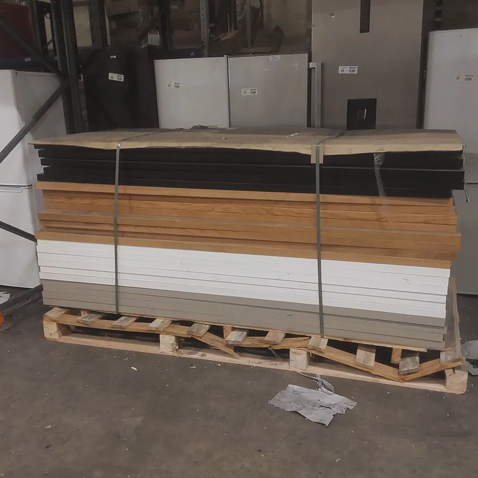 PALLET CONTAINING A VERY LARGE QUANTITY OF ASSORTED SHORT RAIL DOORS