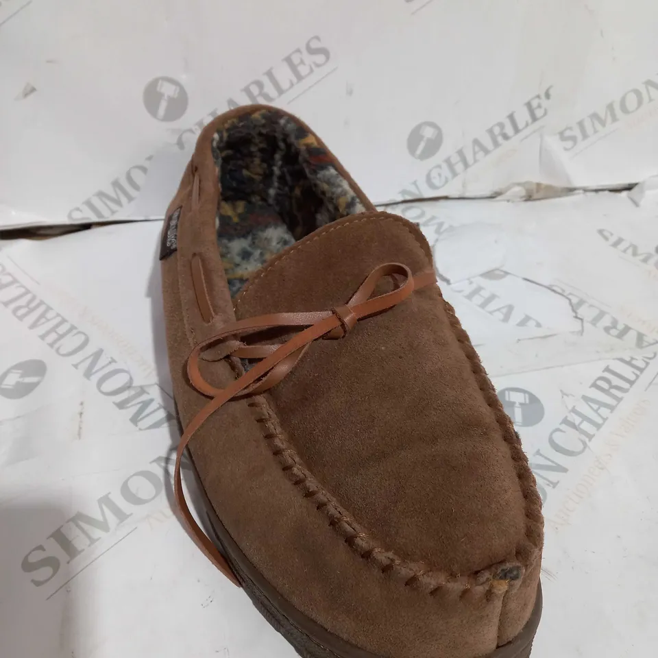 MUK LUKS MENS SLIPPERS TAN SIZE 11.5