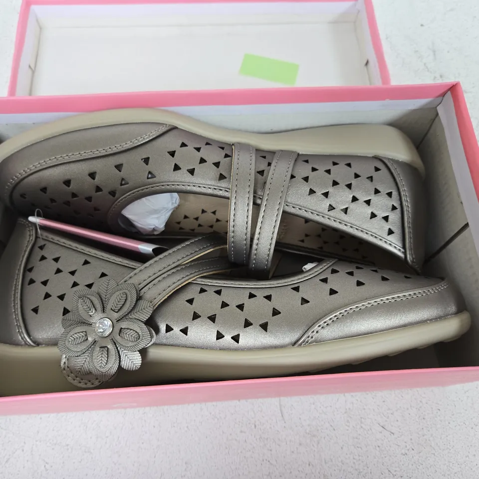 GIRLS' PEWTER METALLIC MARY JANE SHOES – UK 7, 'GABRIELL PEWTER' MODEL IN PINK DR LIGHTFOOT BOX