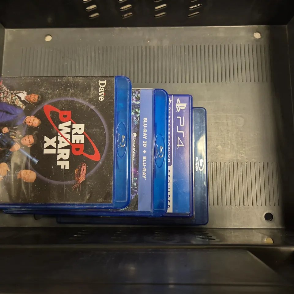 TOTE OF APPROXIMATELY 8 ASSORTED DVD'S TO INCLUDE - PS4 BATTLEFIELD 2042 , XBOX ONE FORZA HORIZON 4  , INDIANA JONES LAST CRUSADE ETC