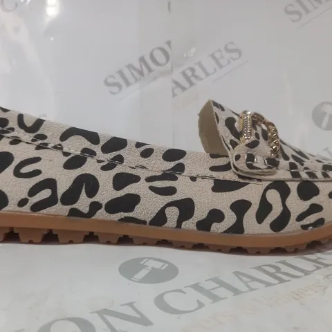 BOXED PAIR OF RONGEN SLIP-ON SHOES IN LEOPARD PRINT W. GOLD AND JEWEL EFFECT DETAIL EU SIZE 39