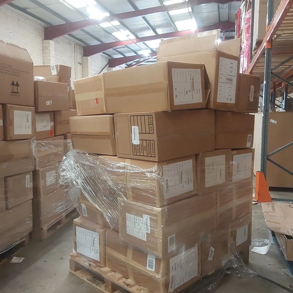 PALLET CONTAINING APPROXIMATELY 110x BRAND NEW ASSORTED DESIGNER CLOTHING ITEMS INCLUDING: ASSORTED SIMPLY BE JACKETS ECT