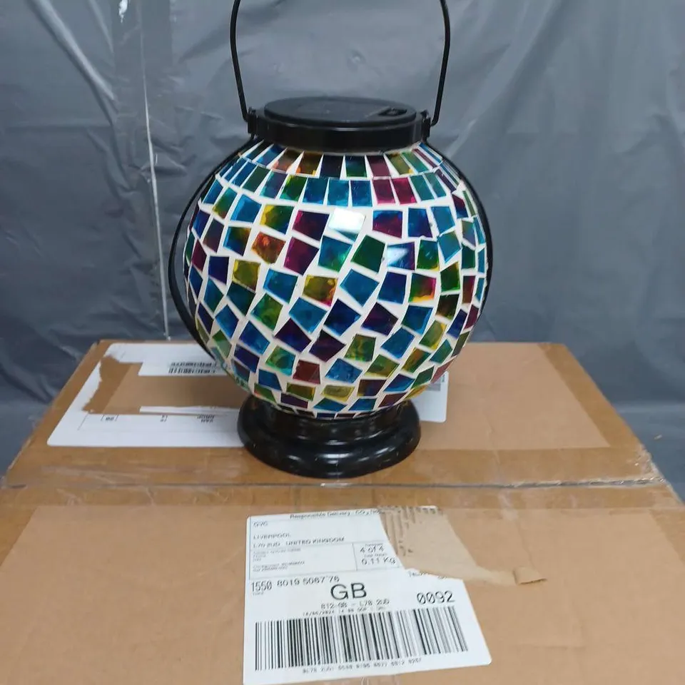 PALLET OF APPROXIMATELY 8 HOUSEHOLD ITEMS TO INCLUDE GARDEN LIGHT UP STAR AND SOLAR MULTI-COLOURED ORB