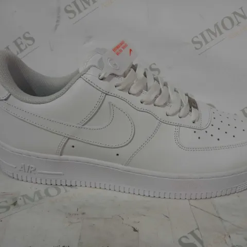 BOXED PAIR OF NIKE AIR FORCE 1 SHOES IN WHITE UK SIZE 10