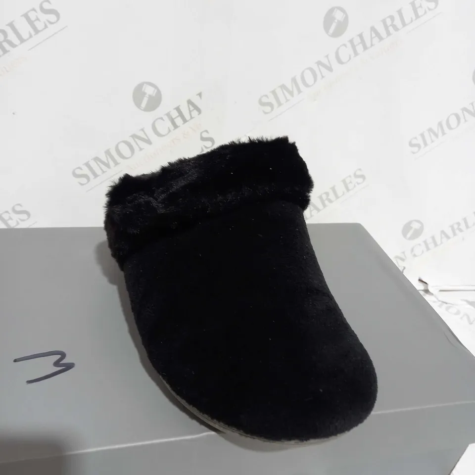 BOXED PAIR OF SKECHERS MARIEL SLIPPERS IN BLACK SIZE 5