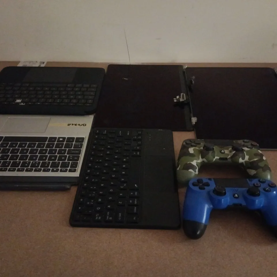 BOX OF APPROX 10 ASSORTED ELECTRICAL ITEMS TO INCLUDE CONTROLLERS , KEYBOARDS AND HEADPHONES