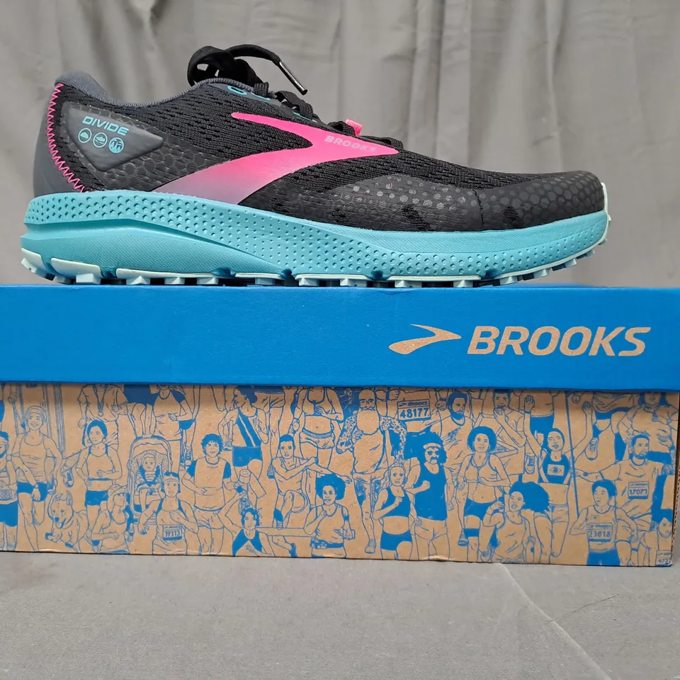 BOXED PAIR OF BROOKS TRAIL DIVIDE 3 SHOES IN BLACK/CYAN/PINK UK SIZE 6.5