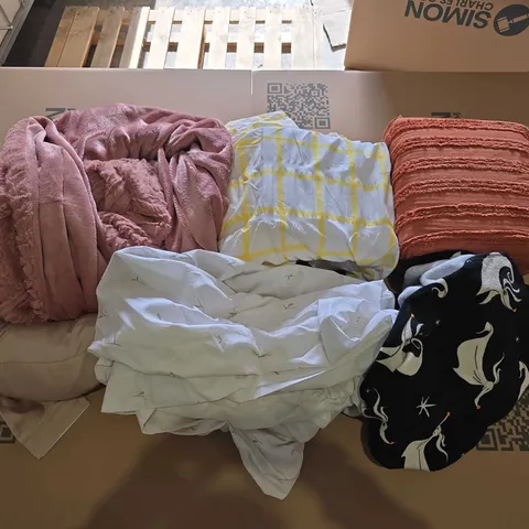 BOX OF APPROXIMATELY 10 ASSORTED BEDDING AND SOFT FURNISHING ITEMS TO INCLUDE - THROW BLANKETS - BEDDING - TOWELS ETC.