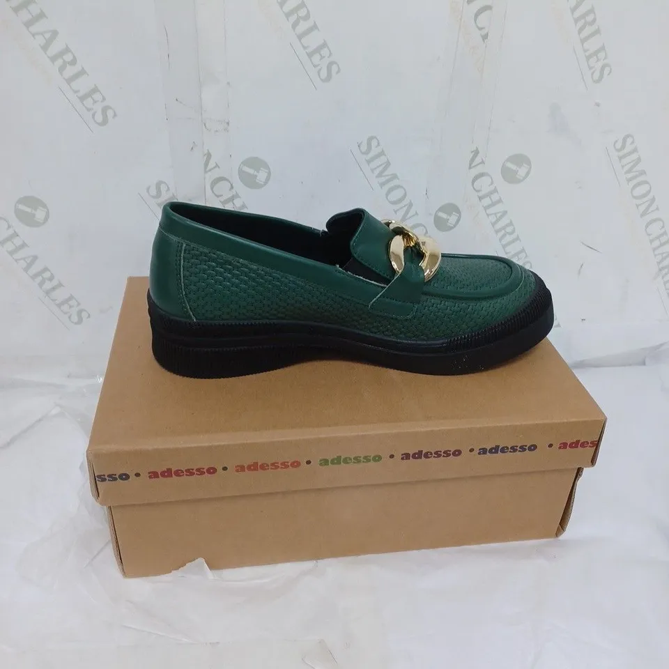 BOXED ADESSO LADIES FLAT SHOES WITH GOLD CHAIN DETAIL GREEN SIZE EU 39