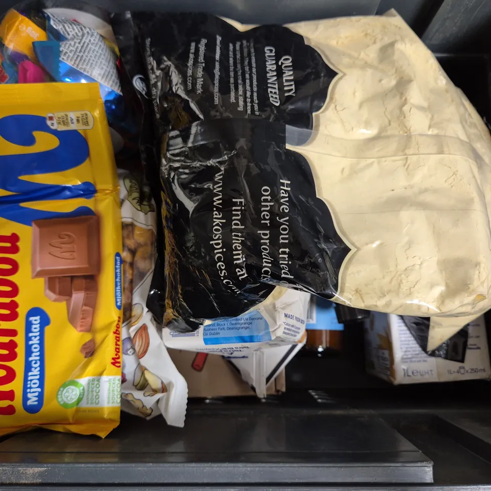 APPROXIMATELY 8 ASSORTED FOOD & DRINK ITEMS TO INCLUDE GIANT SALTED CORN, NATURE SPELL CASTOR OIL, JUMBERJAXE BACKYARD BBQ SAUCE, ETC - COLLECTION ONLY