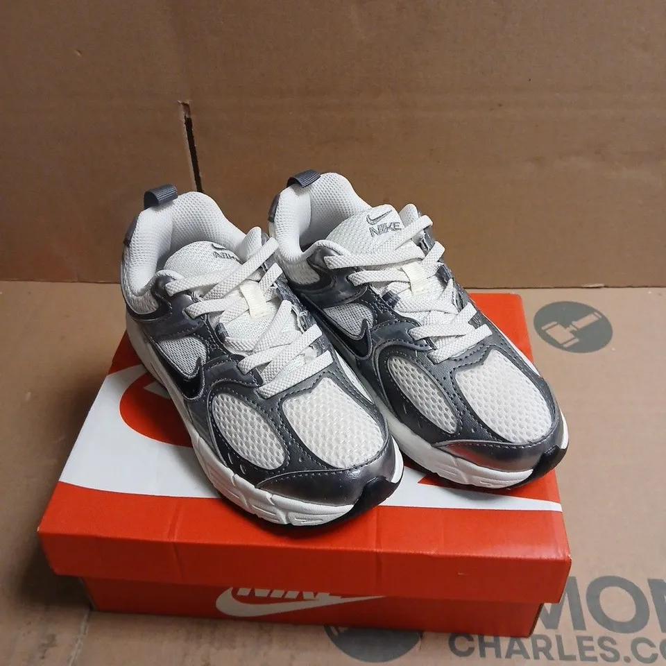 NIKE MESH WHITE/GREY KIDS TRAINERS BOXED SIZE 12.5