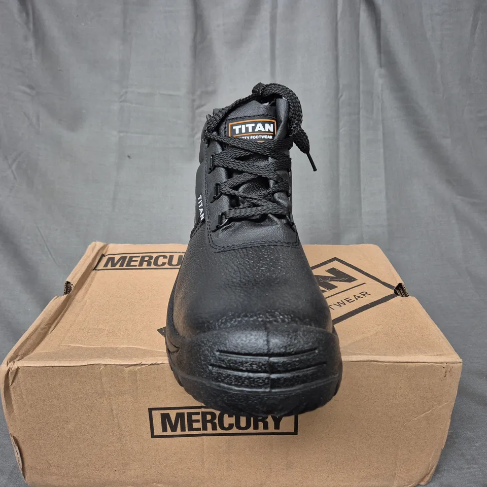 BOXED TITAN MERCURY BLACK WORK BOOTS - UK 8 