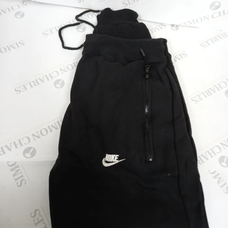 NIKE LOGO FLEECED TRACKSUIT BOTTOMS SIZE L