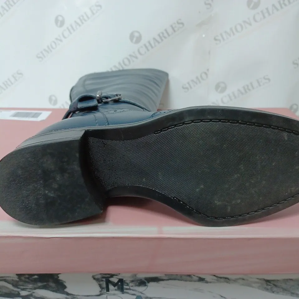 BOXED PAIR OF MODA IN PELLE SASSKIA KNEE BOOTS, NAVY - SIZE 7