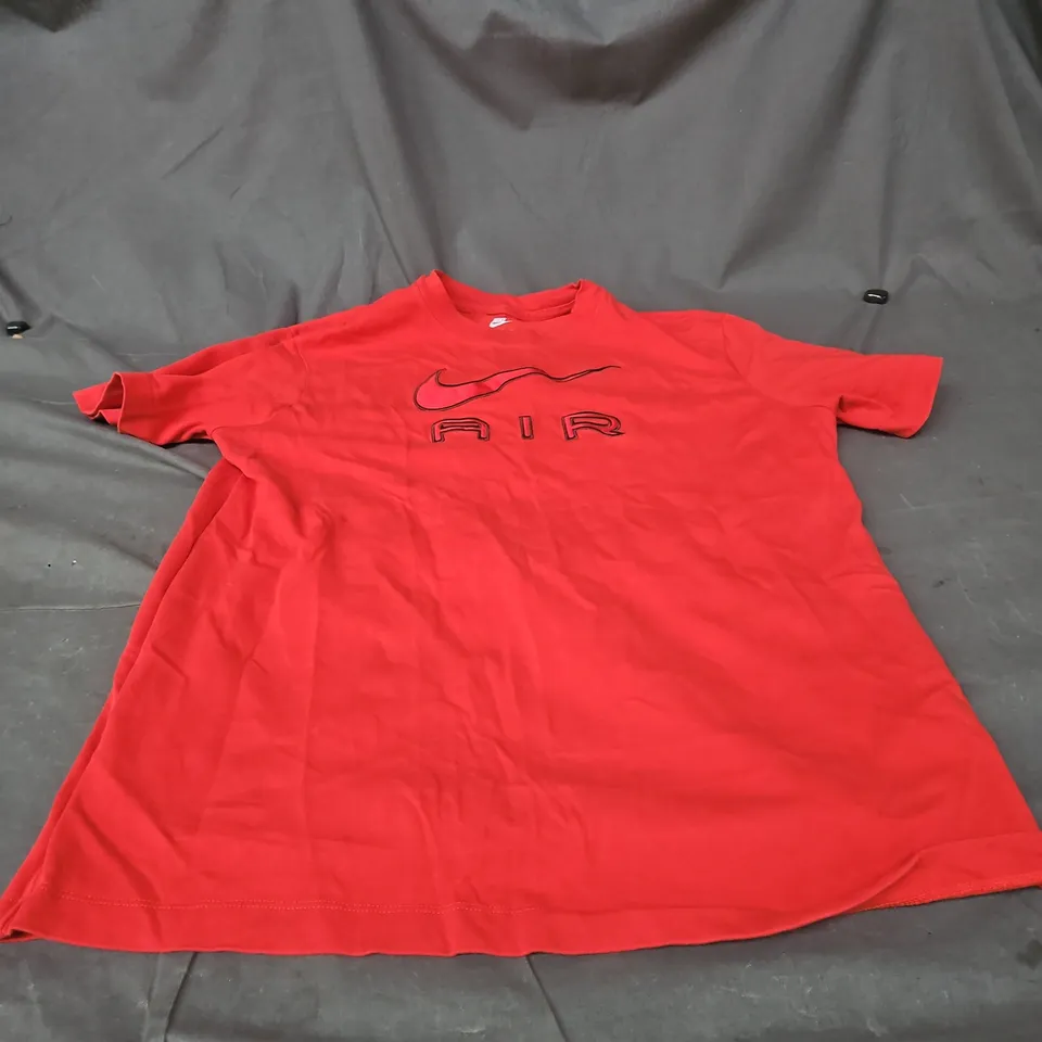 NIKE THE NIKE TEE – RED LOOSE FIT T‑SHIRT (SIZE S)