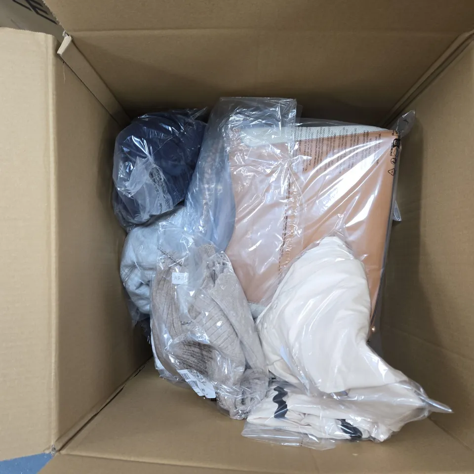 LARGE QUANTITY OF ASSORTED ITEMS TO INCLUDE HANDBAGS, ASSORTMENT OF CLOTHES, PAIR OF WATER BOTTLES, ETC - COLLECTION ONLY