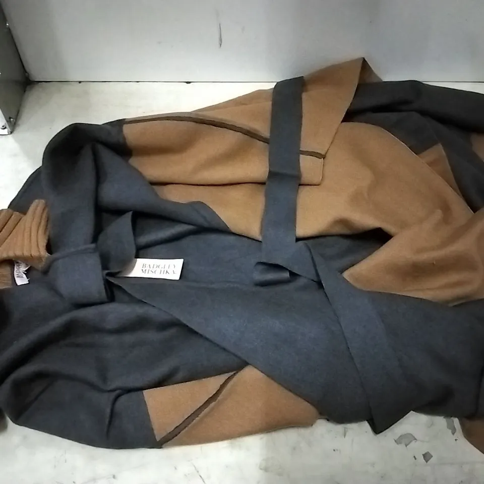 BOX CONTAINING BADGLEY MISCHKAC GREY PONCHO SIZE 2X , 6 PCS 