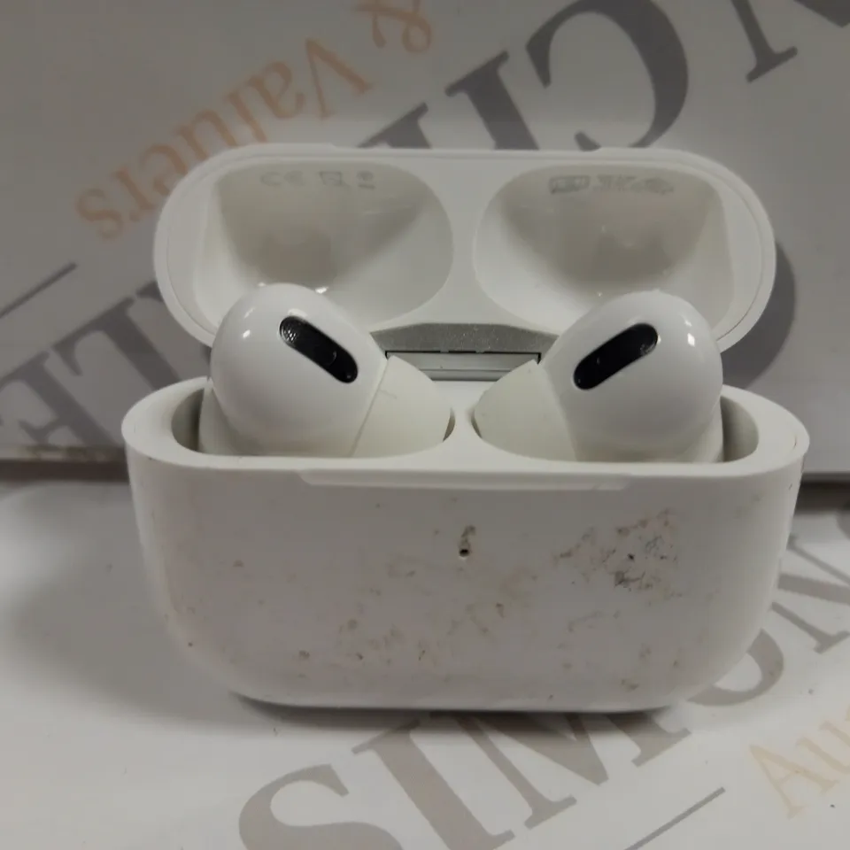 TRUE WIRELESS EARBUDS IN WHITE