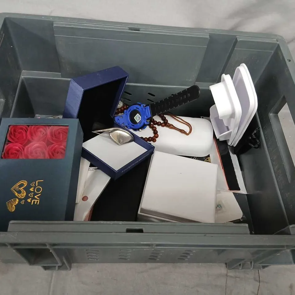 ASSORTED JEWELLERY AND ACCESSORIES