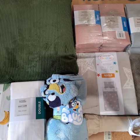 LOT OF APPROXIMATELY 17 ASSORTED BEDDING AND SOFT FURNISHING ITEMS TO INCLUDE FILLED CUSHIONS, DUVETS AND SHEETS