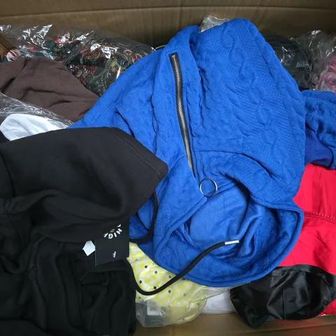 APPROXIMATELY 35 ASSORTED CLOTHING ITEMS IN VARIOUS SIZES, STYLES & COLOURS TO INCLUDE BRANDS SUCH AS HIGH DIVE, M&S, SOX UK, ETC - COLLECTION ONLY