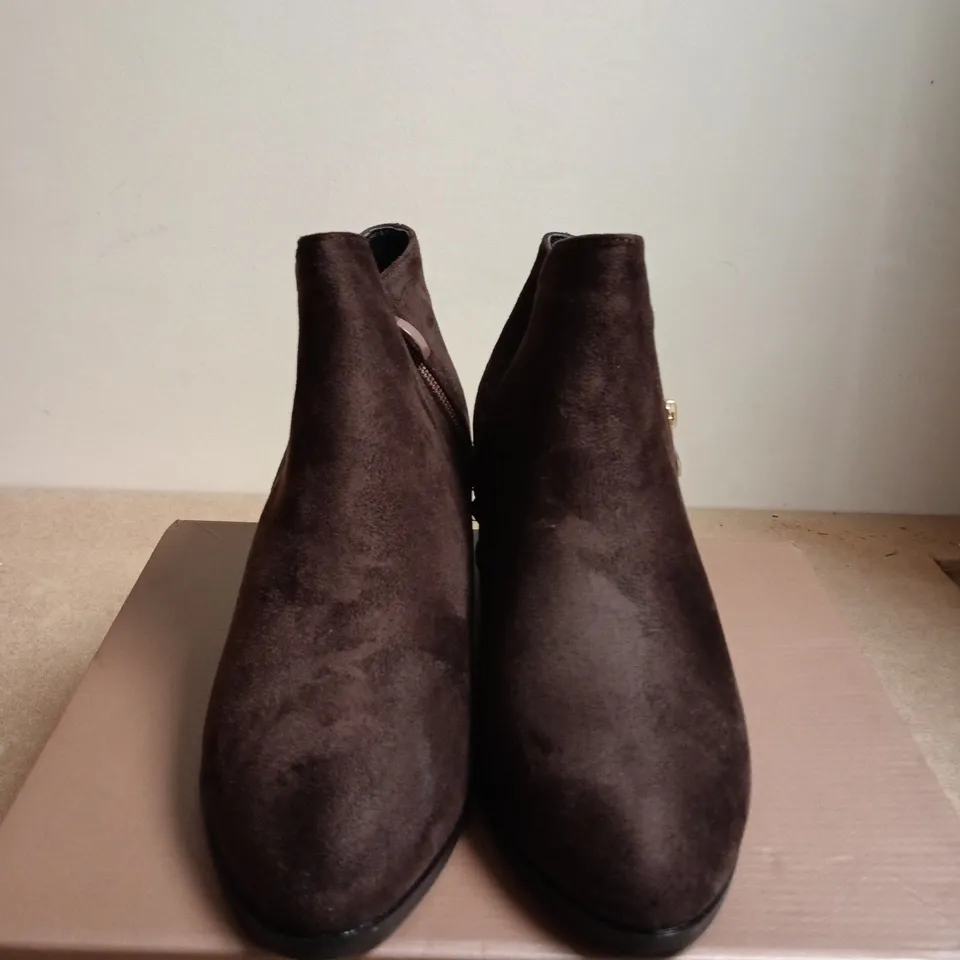 BOXED PAIR OF XY LONDON BROWN SYNTHETIC LEATHER ANKLE BOOTS – UK 7
