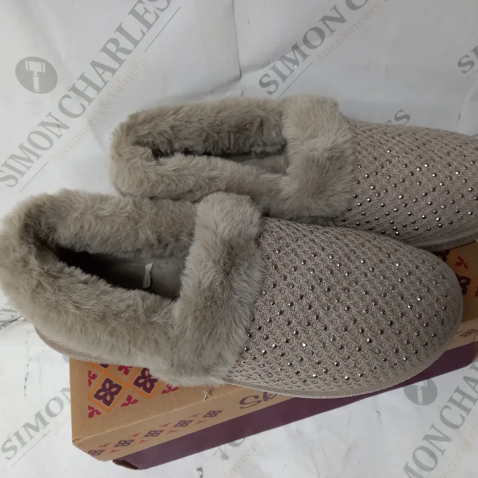 BOXED PAIR OF SKECHERS COZY SLIPPERS IN TAUPE SIZE 4