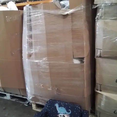 PALLET CONTAINING A LARGE QUANTITY OF PILLOWS AND CUSHIONS 