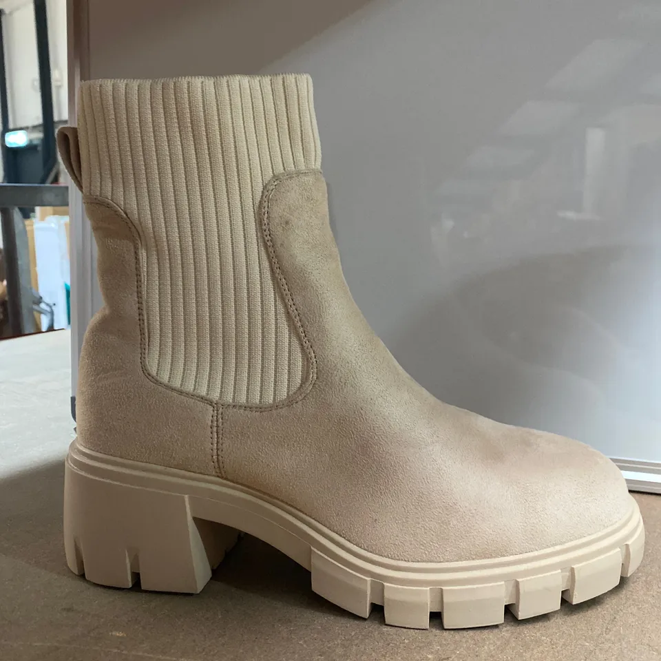 PAIR OF BEIGE BOOTS SIZE 39