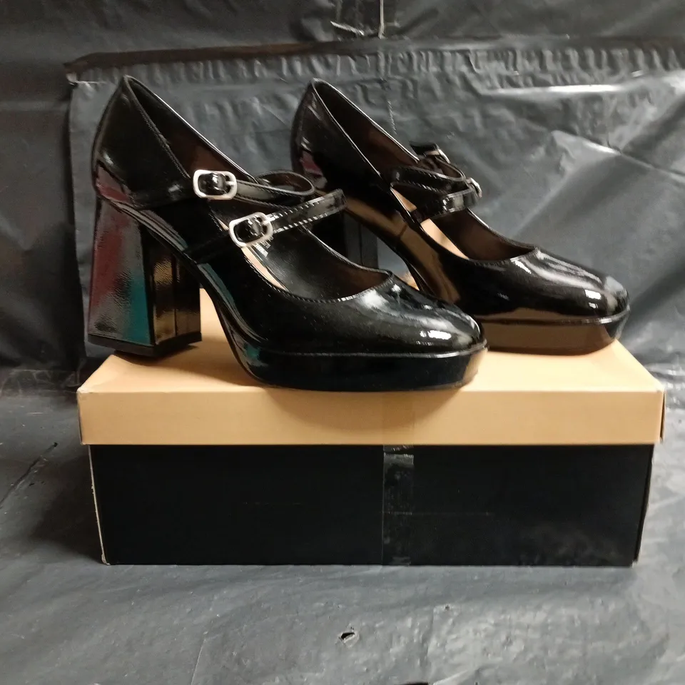BOXED PAIR OF OFFICE CLOSED TOE BLOCK HEEL SHOES IN GLOSSY BLACK SIZE EU 37