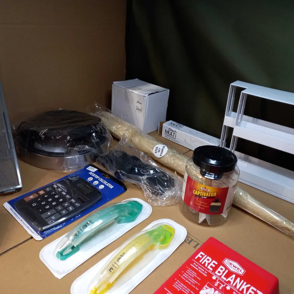 LARGE BOX OF APPROXIMATELY 20 ASSORTED HOUSEHOLD ITEMS TO INCLUDE: HOOVER PARTS, FIRE BLANKET, BIN LID