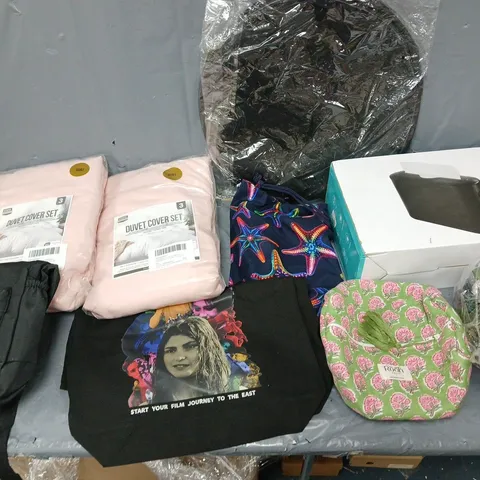 BOX OF APPROXIMATELY 12 ASSORTED HOUSEHOLD ITEMS TO INCLUDE - PAPER TOWEL DISPENSER, ASSORTED BAGS, AND DUVET COVER SETS ETC.