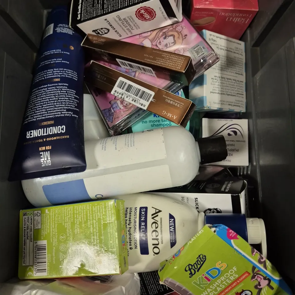 APPROXIMATELY 20 ASSORTED HEALTH & BEAUTY PRODUCTS TO INCLUDE - SIMPLE SOAP, GIVE ME CONDITIONER, AVEENO ETC 