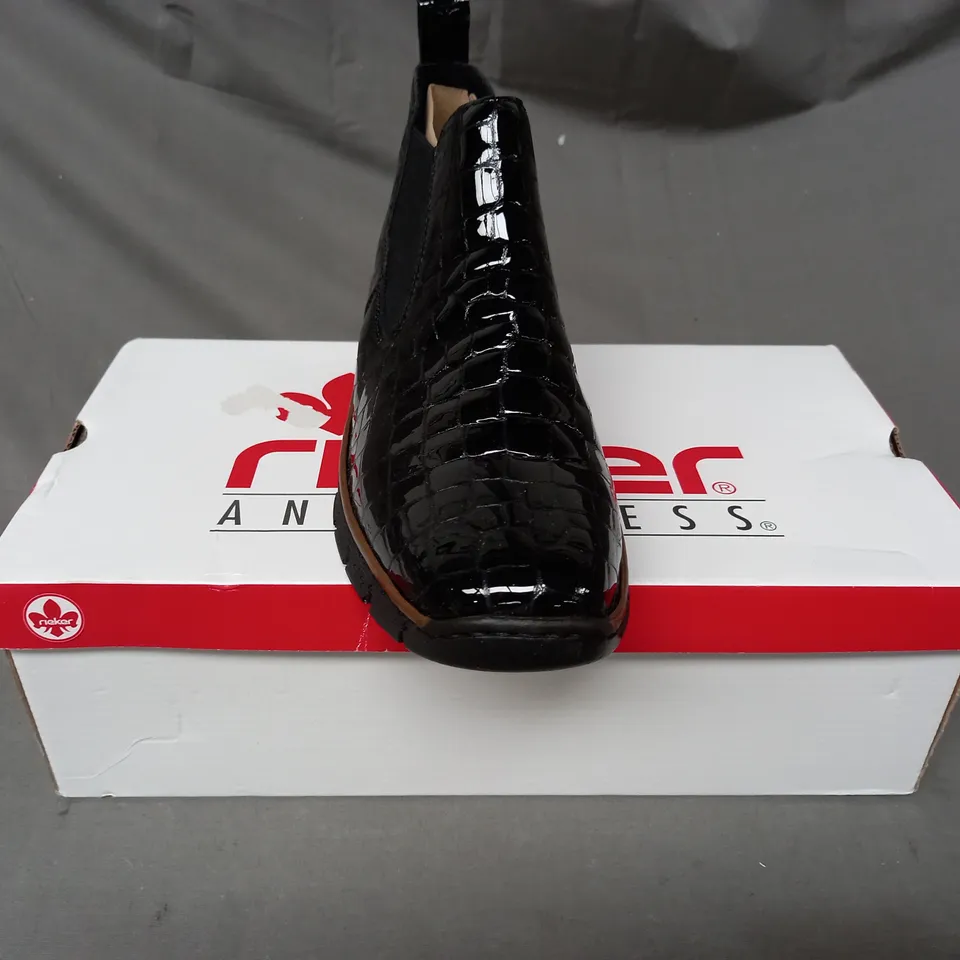 BOXED PAIR OF RIEKER ANKLE BOOTS IN BLACK SIZE 5
