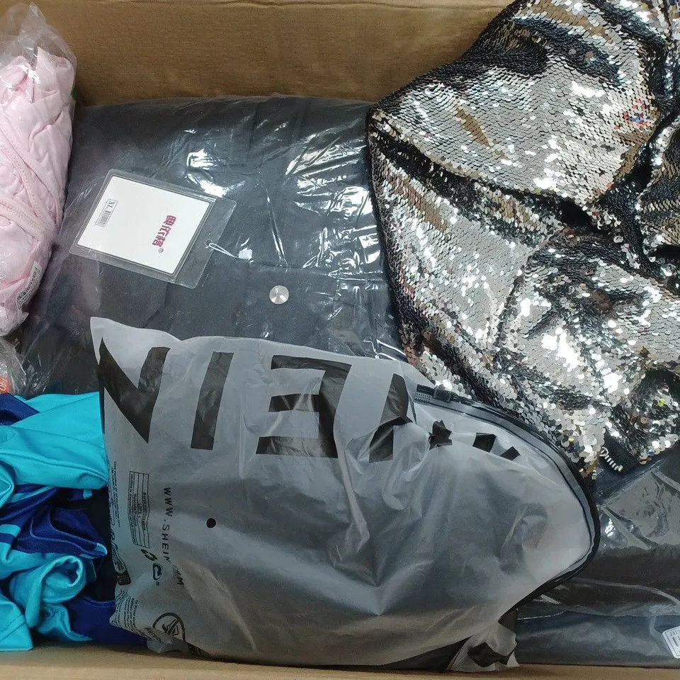 BOX OF APPROXIMATELY 25 ASSORTED CLOTHING ITEMS TO INCUDE - JACKET , TIE , HOODIE ETC