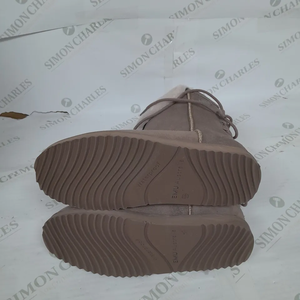 BOXED PAIR OF EMU BIRDWOOD BOOTS IN MUSHROOM UK SIZE 6