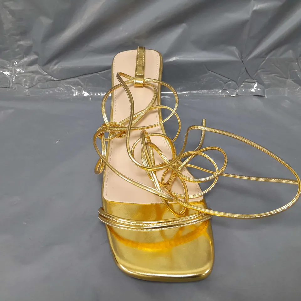 BOXED PAIR OF DESIGNER OPEN TOE LOW BLOCK HEEL STRAPPY SANDALS IN METALLIC GOLD EU SIZE 42