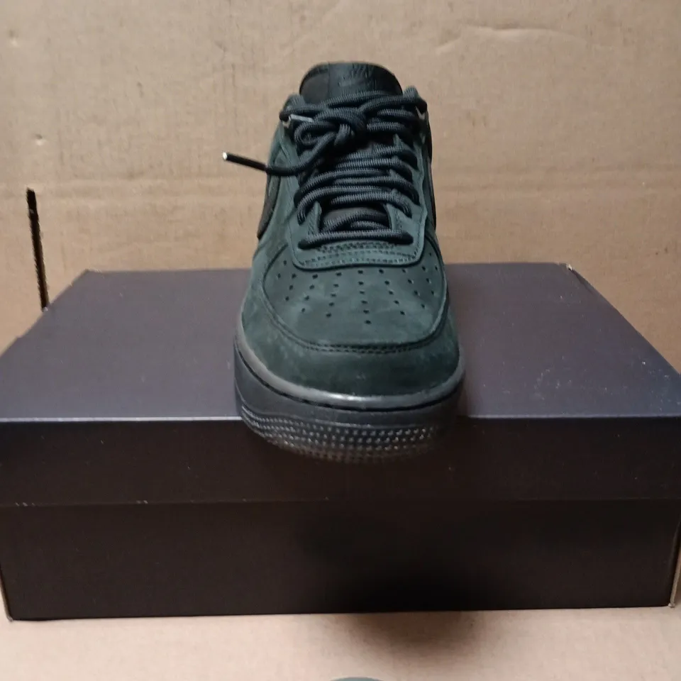 NIKE AIR FORCE 1 TRAINERS BLACK SIZE 6.5